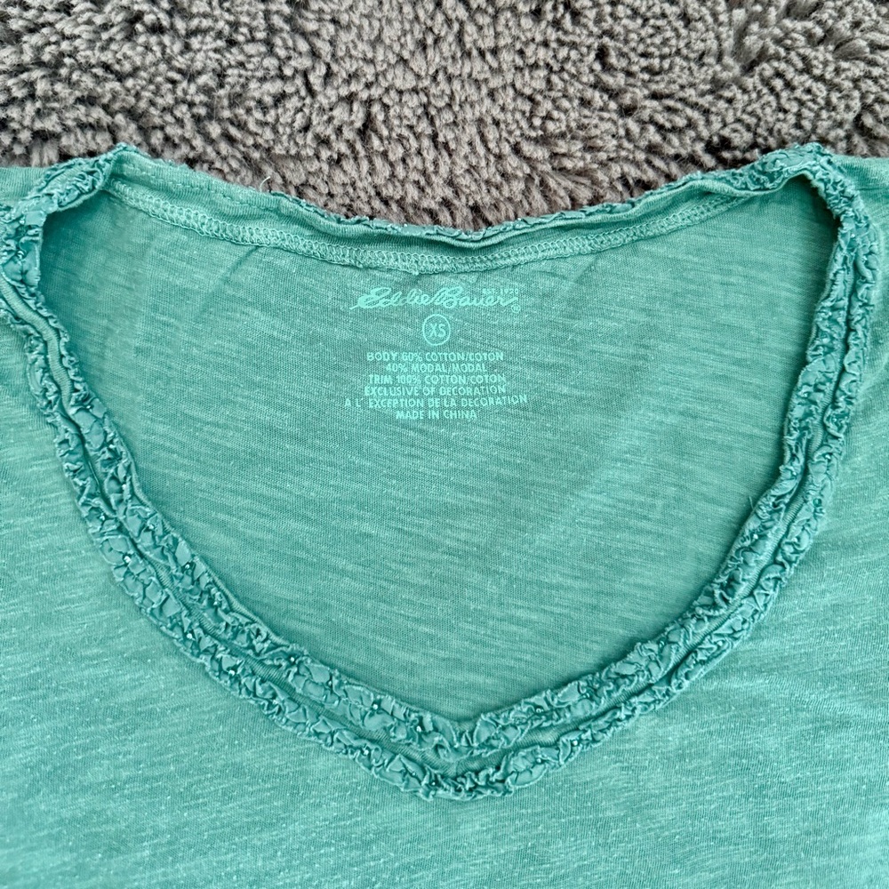EDDIE BAUER 90’S EMBELLISHED NECKLINE TEAL TEE SHIRT // SIZE XS🩵 - Picture 3 of 4